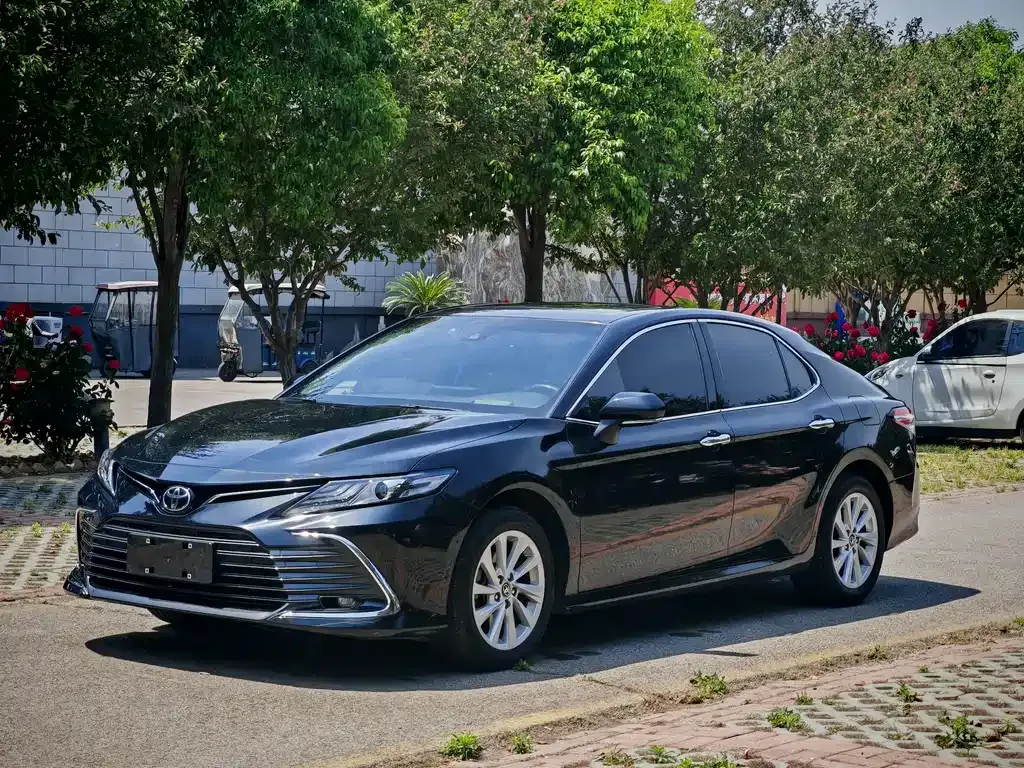 Toyota Camry — фото 1
