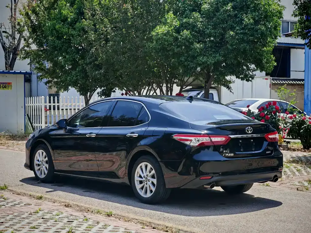 Toyota Camry — фото 10