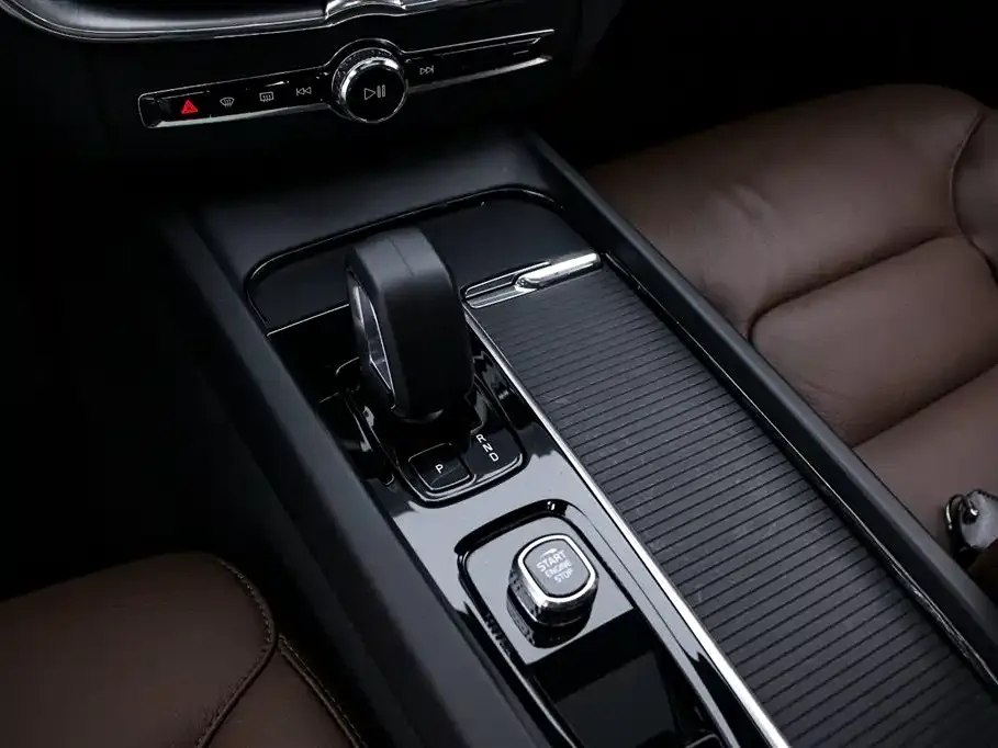 Volvo XC60 — фото 9