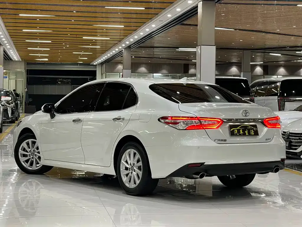 Toyota Camry — фото 8