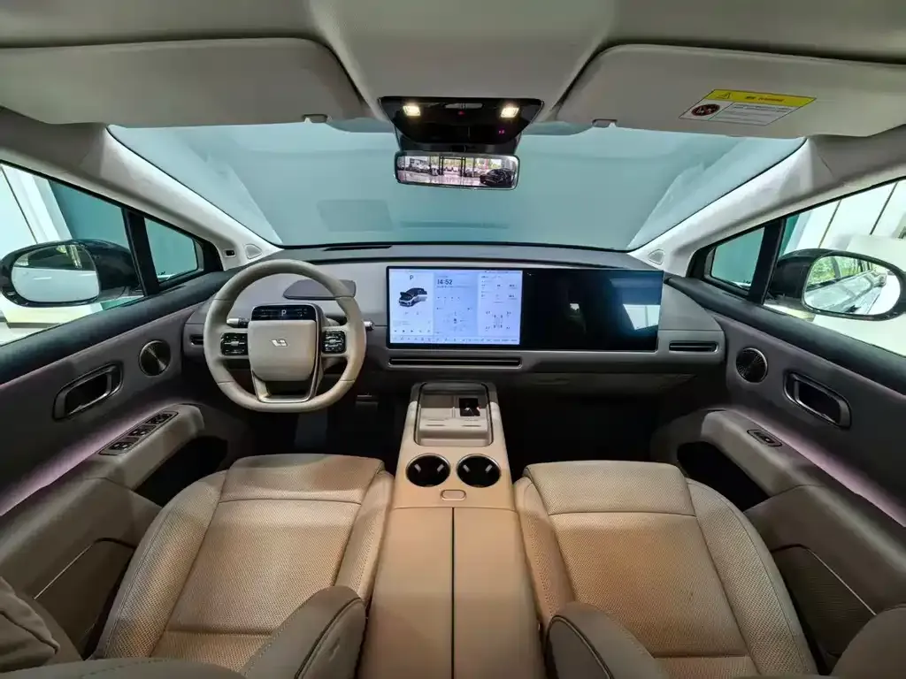 Li Auto i8 — фото 10