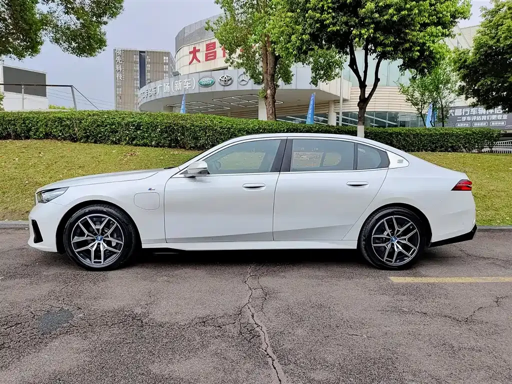 BMW i5 — фото 9