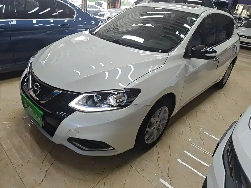 Nissan Tiida — фото 4