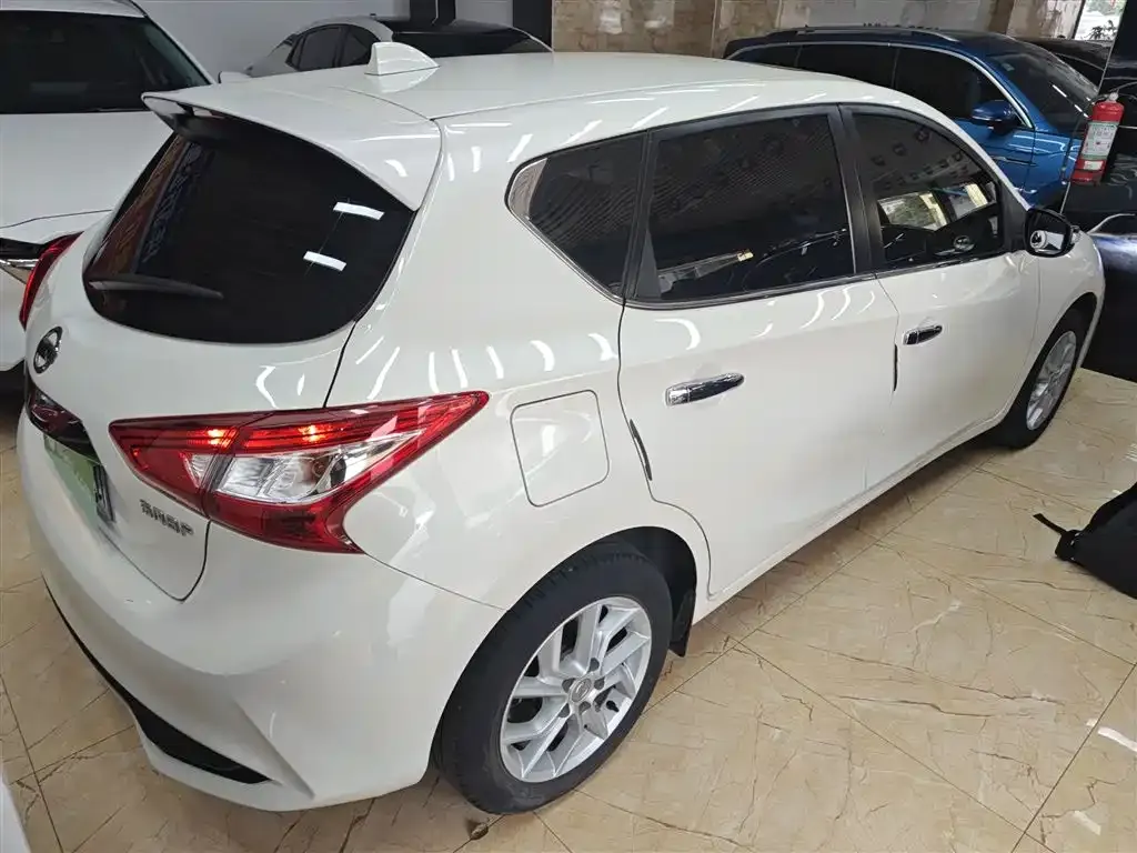 Nissan Tiida — фото 5