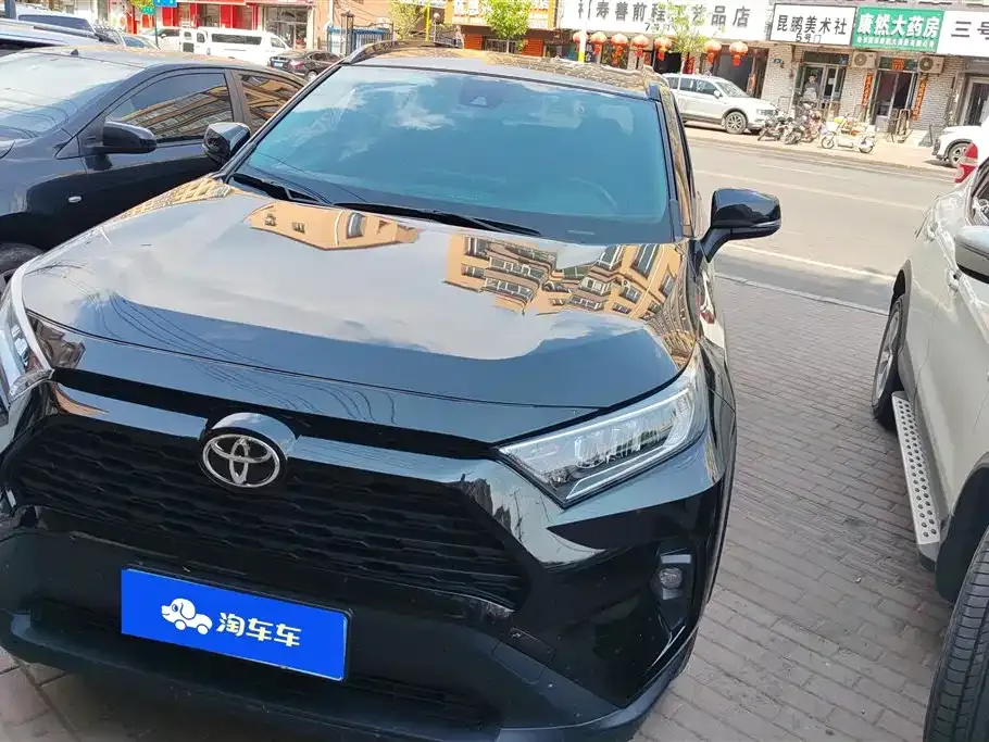 Toyota RAV4 — фото 1