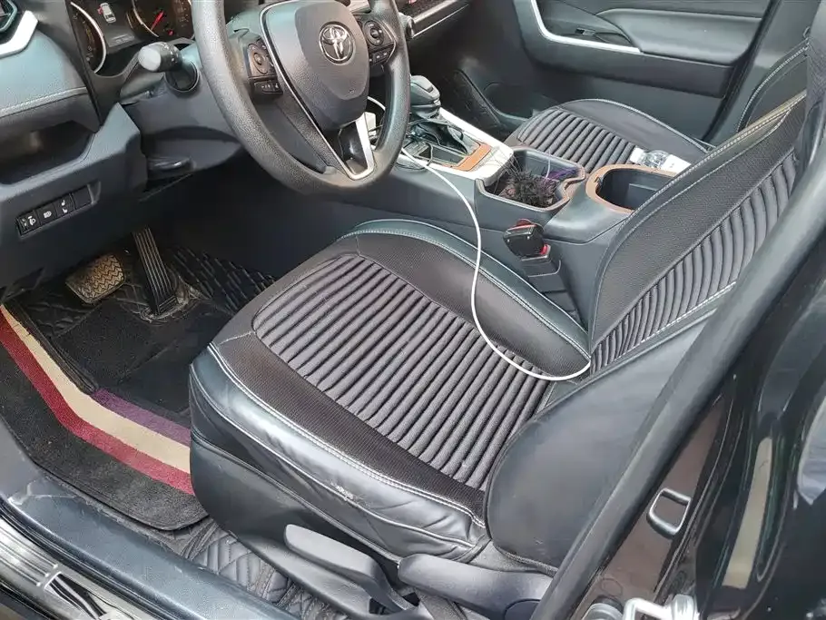 Toyota RAV4 — фото 6