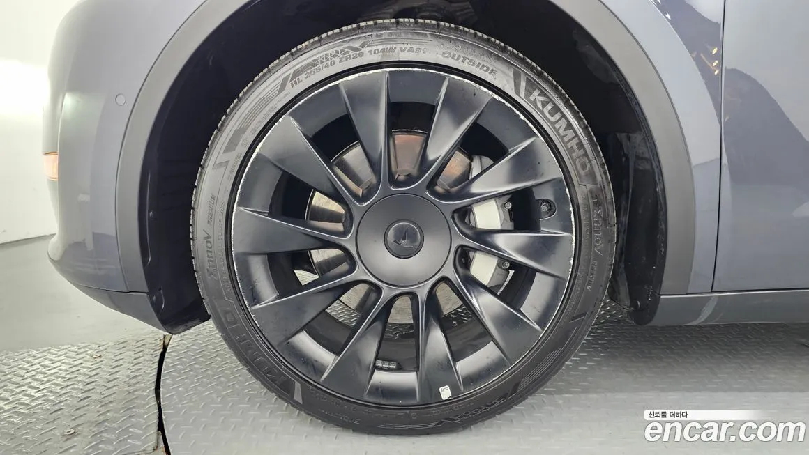 Tesla Model Y — фото 10