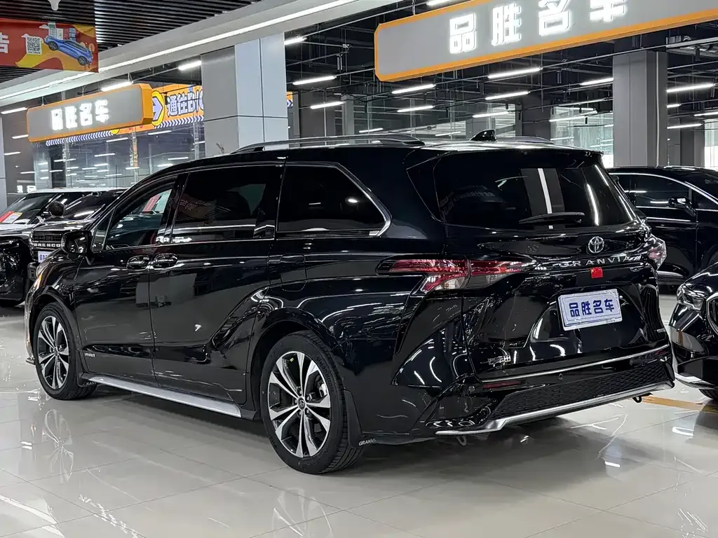 Toyota Granvia — фото 3