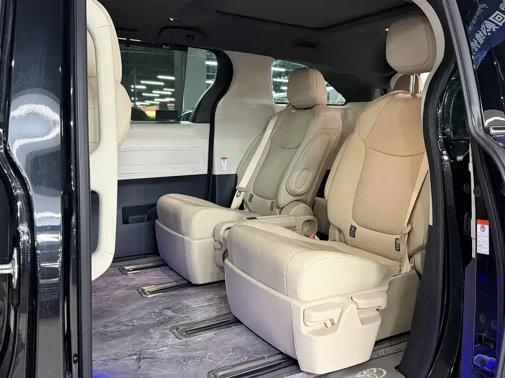 Toyota Granvia — фото 2