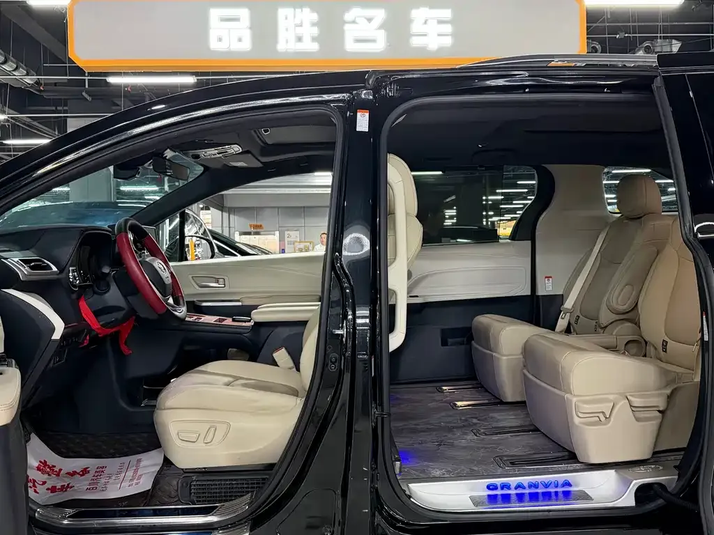 Toyota Granvia — фото 6