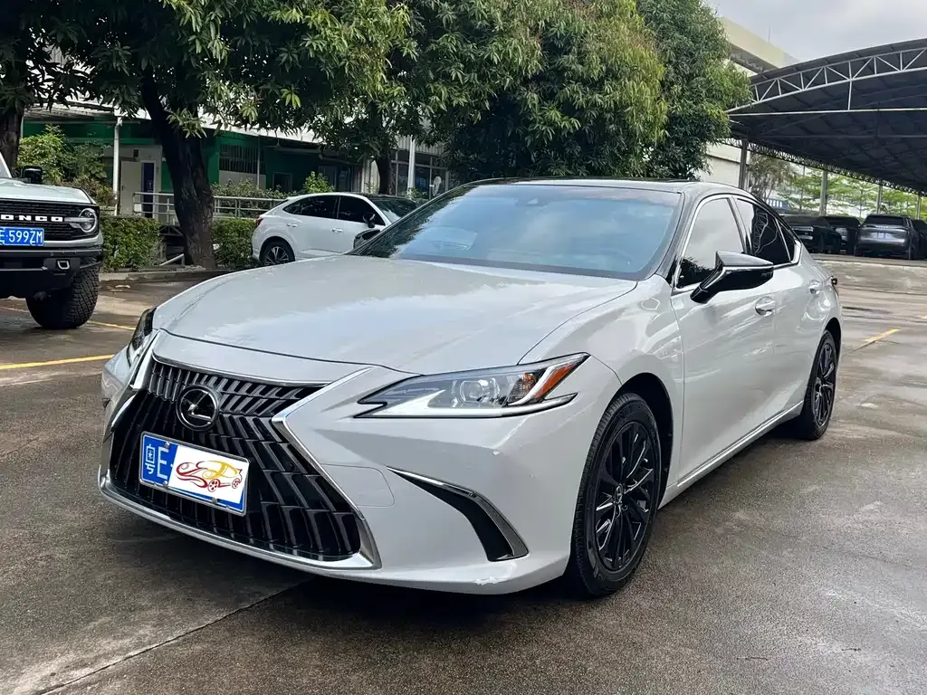 Lexus ES — фото 1
