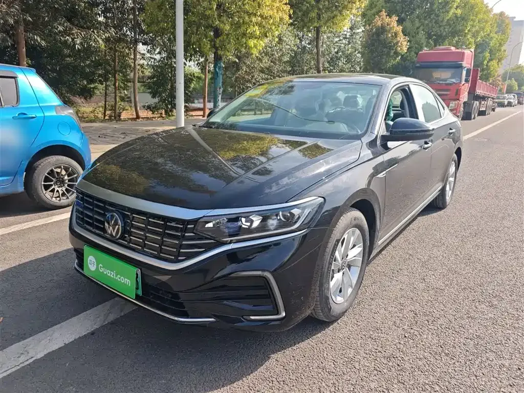 Volkswagen Passat New Energy — фото 1