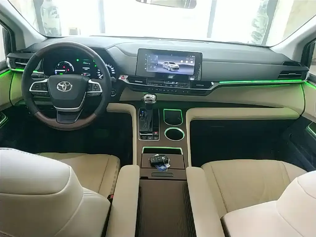 Toyota Sienna — фото 2
