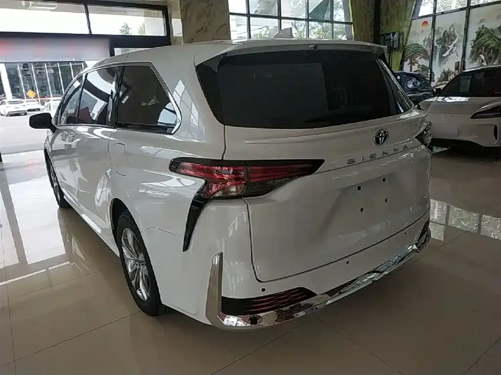 Toyota Sienna — фото 3