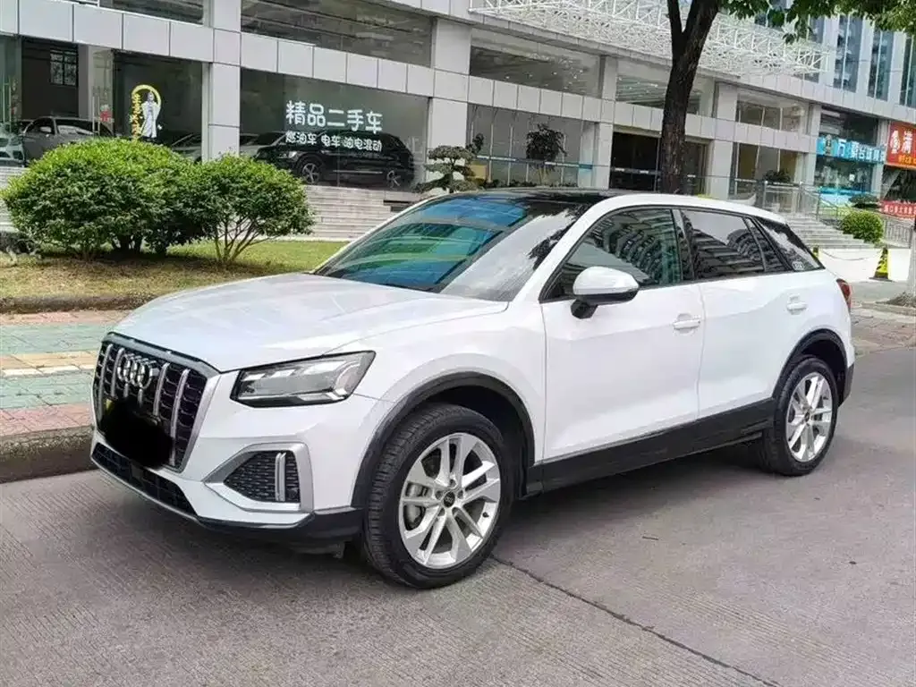 Audi Q2L — фото 1