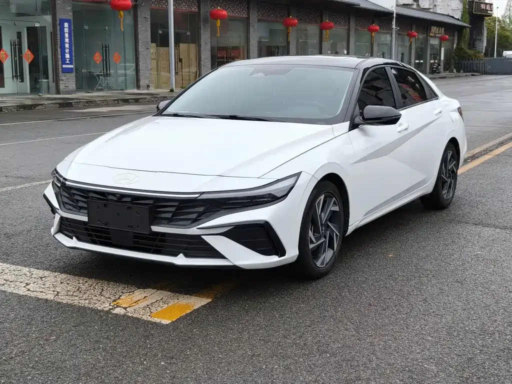 Hyundai Elantra — фото 1