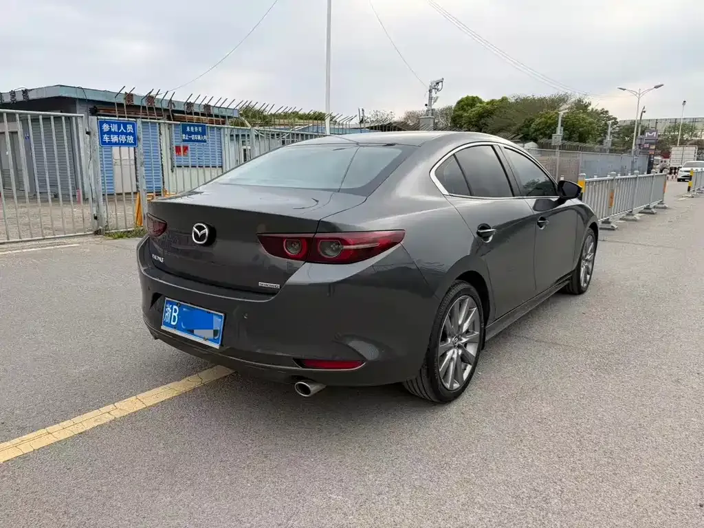 Mazda 3 Axela — фото 4