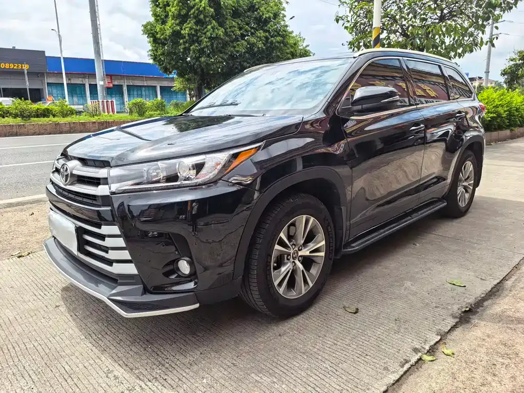 Toyota Highlander — фото 1