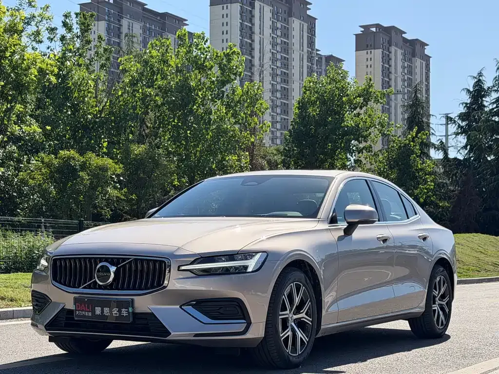 Volvo S60 — фото 1