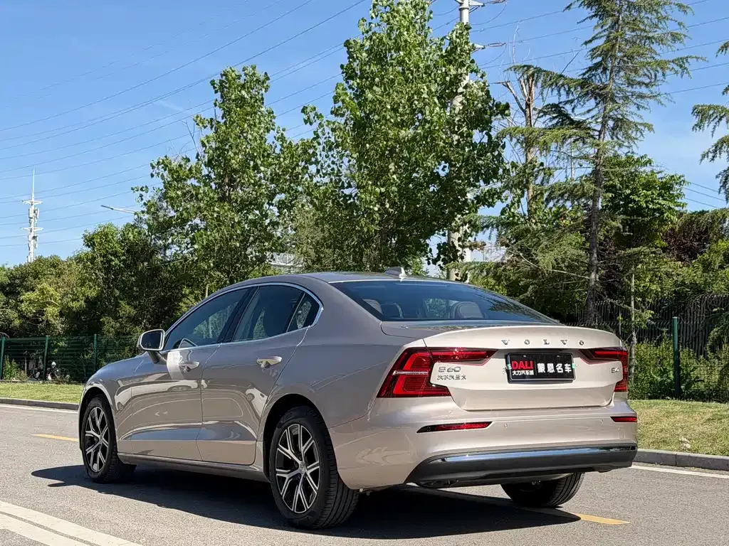 Volvo S60 — фото 10