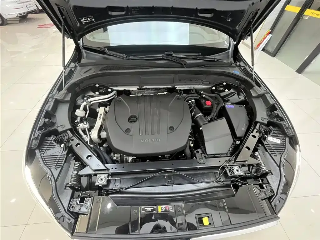 Volvo XC60 — фото 10