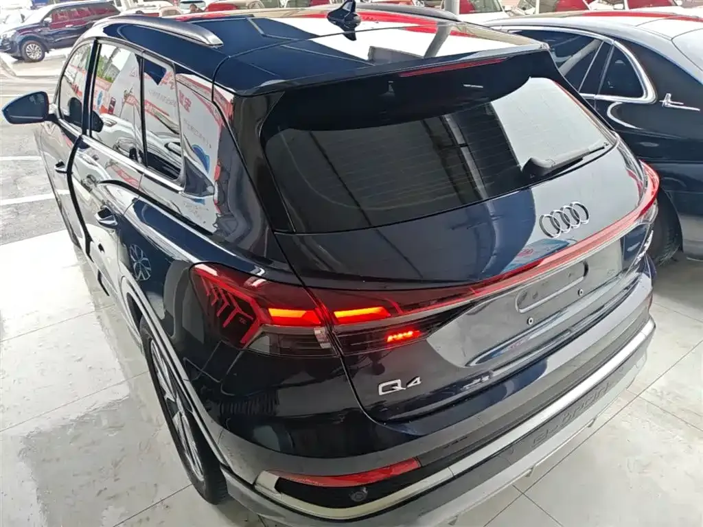Audi Q4 e-tron — фото 8