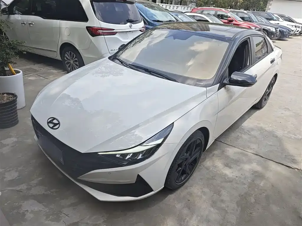 Hyundai Elantra — фото 1