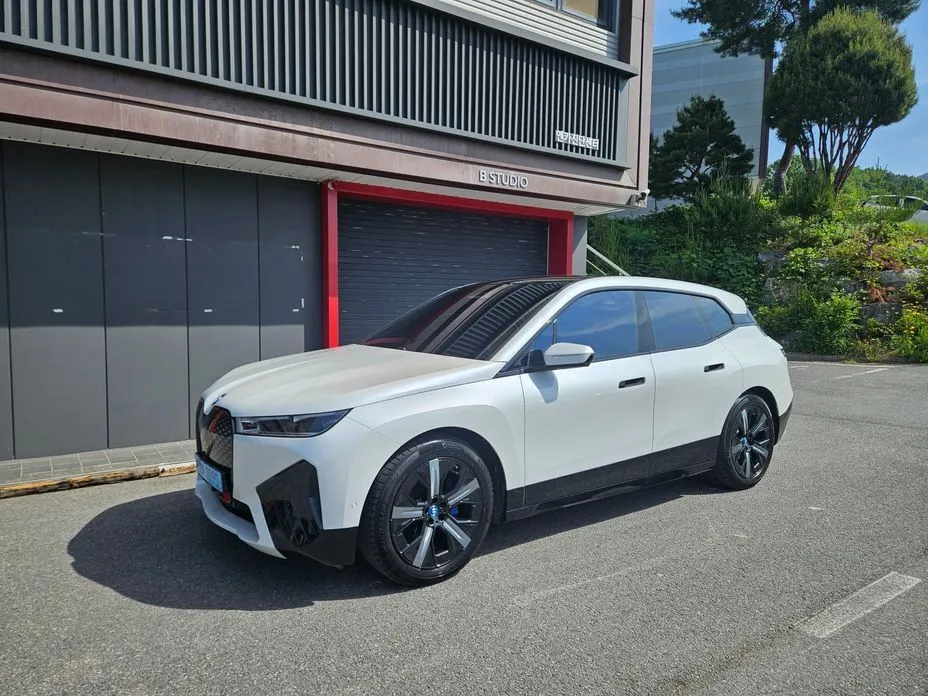 BMW iX — фото 1