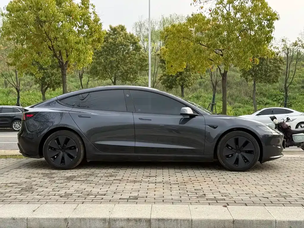 Tesla Model 3 — фото 9