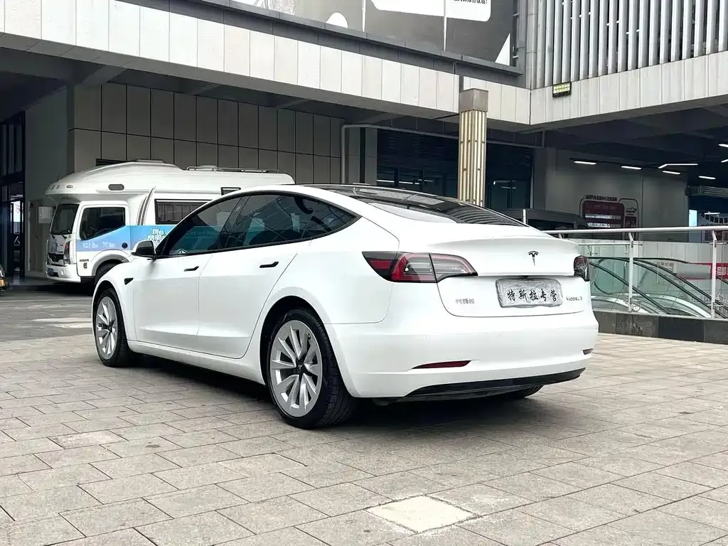 Tesla Model 3 — фото 8