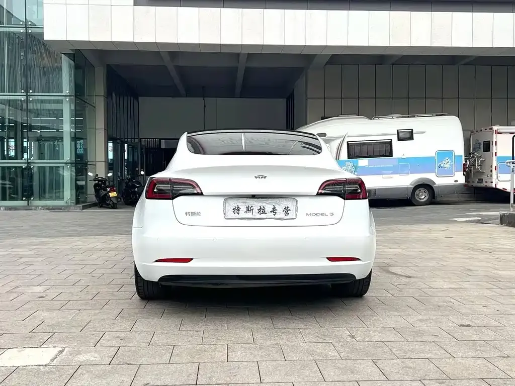 Tesla Model 3 — фото 7