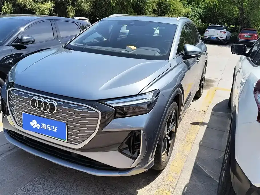 Audi Q4 e-tron — фото 1