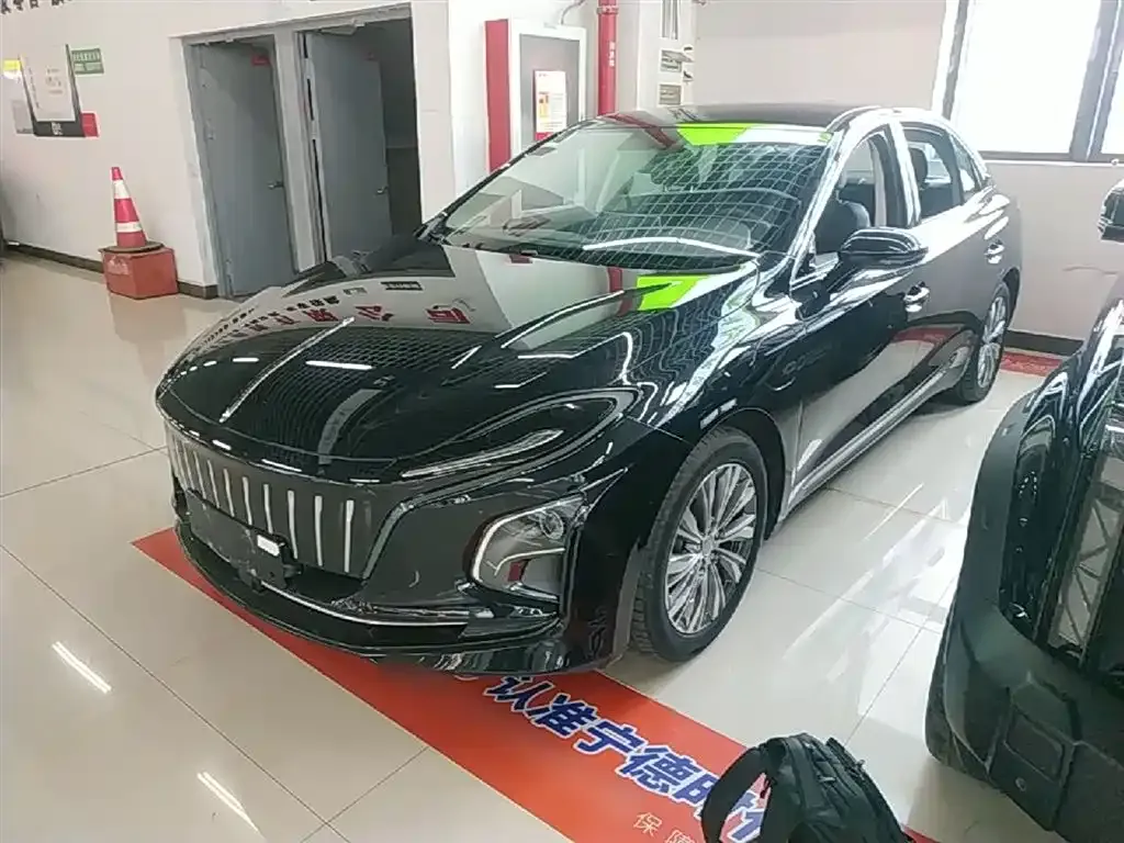 Hongqi E-QM5 — фото 1
