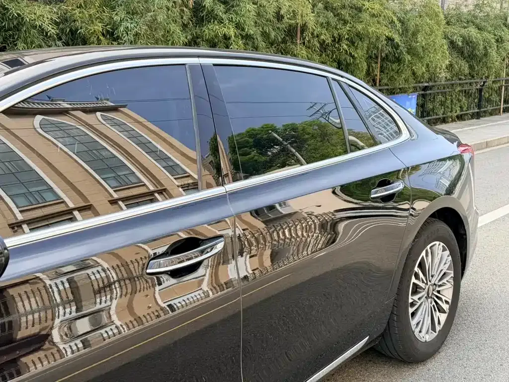 Hongqi H5 — фото 10