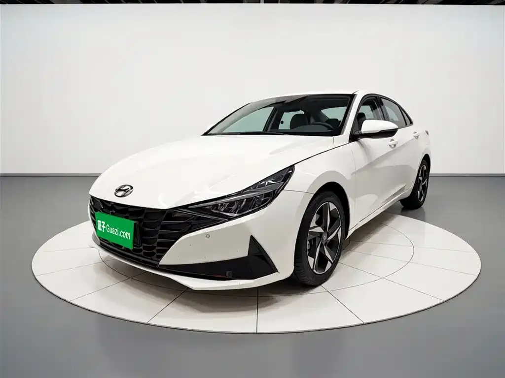Hyundai Elantra — фото 1