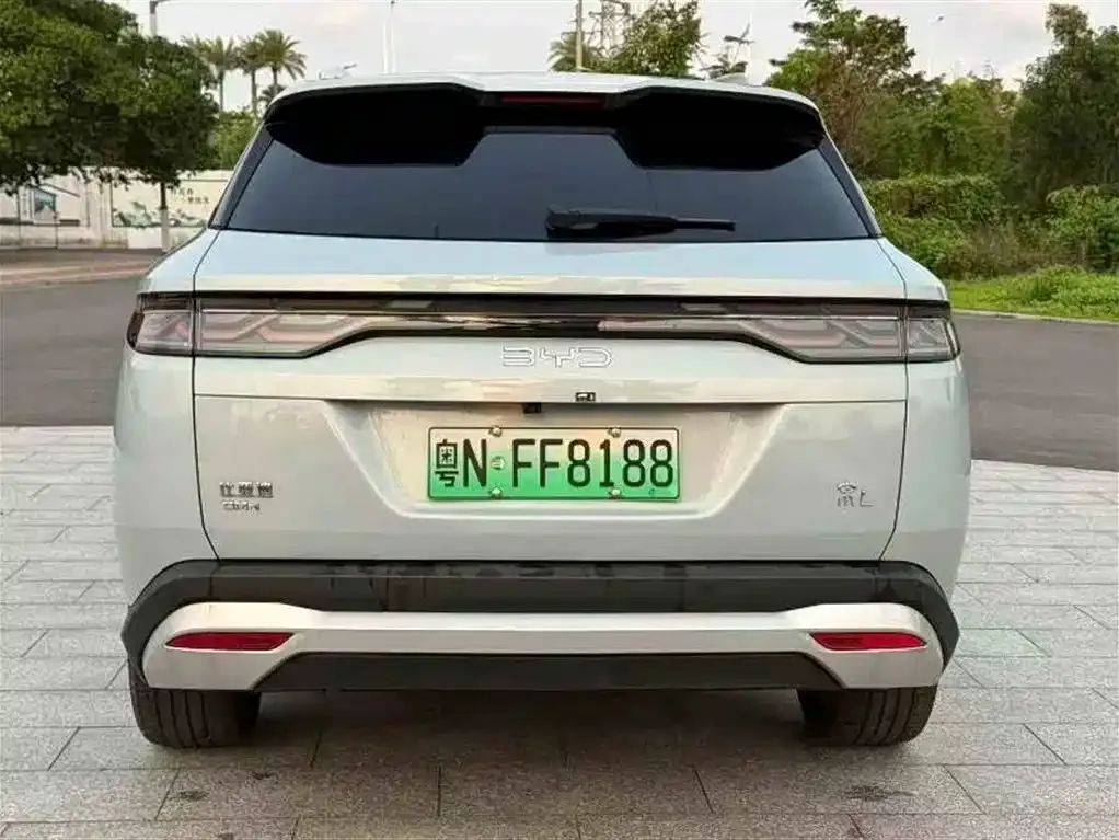 BYD L DM-i — фото 9