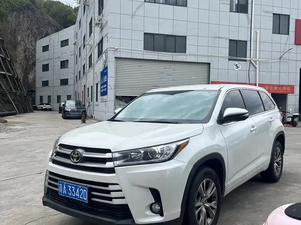 Toyota Highlander — фото 1