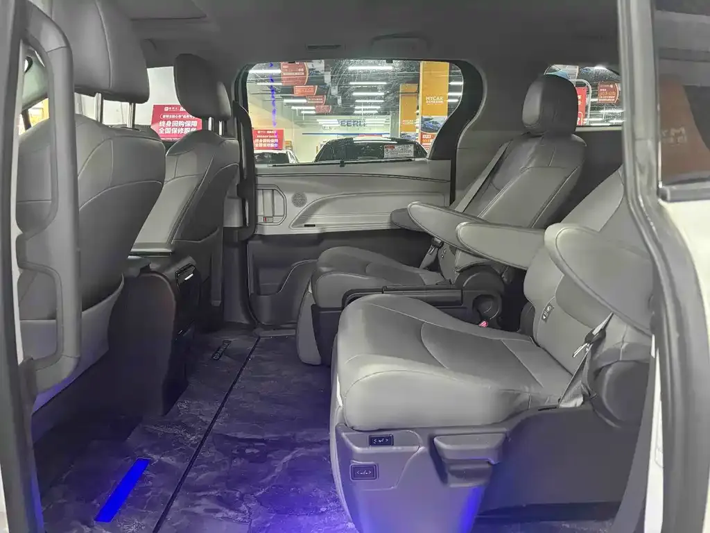 Toyota Granvia — фото 3
