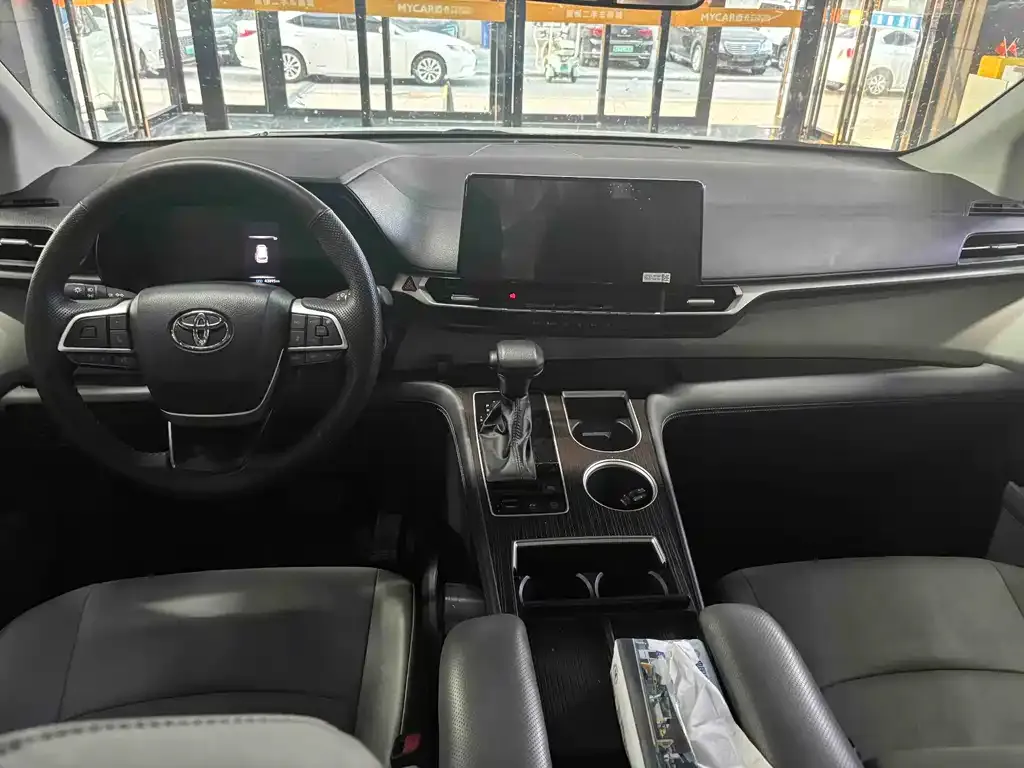 Toyota Granvia — фото 9