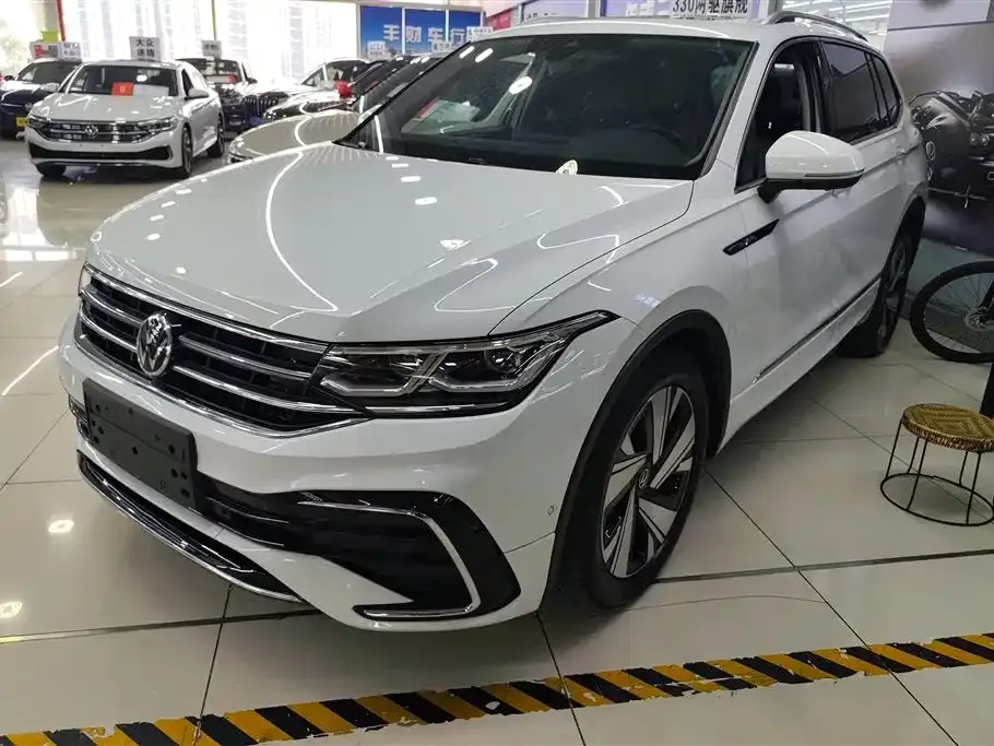 Volkswagen Tiguan L — фото 1
