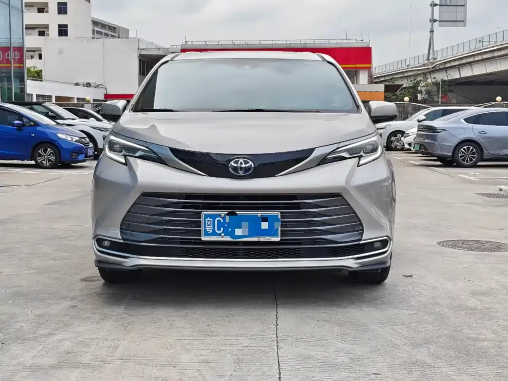 Toyota Sienna — фото 7