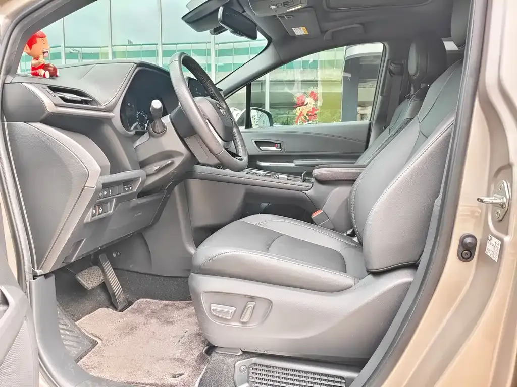 Toyota Sienna — фото 3