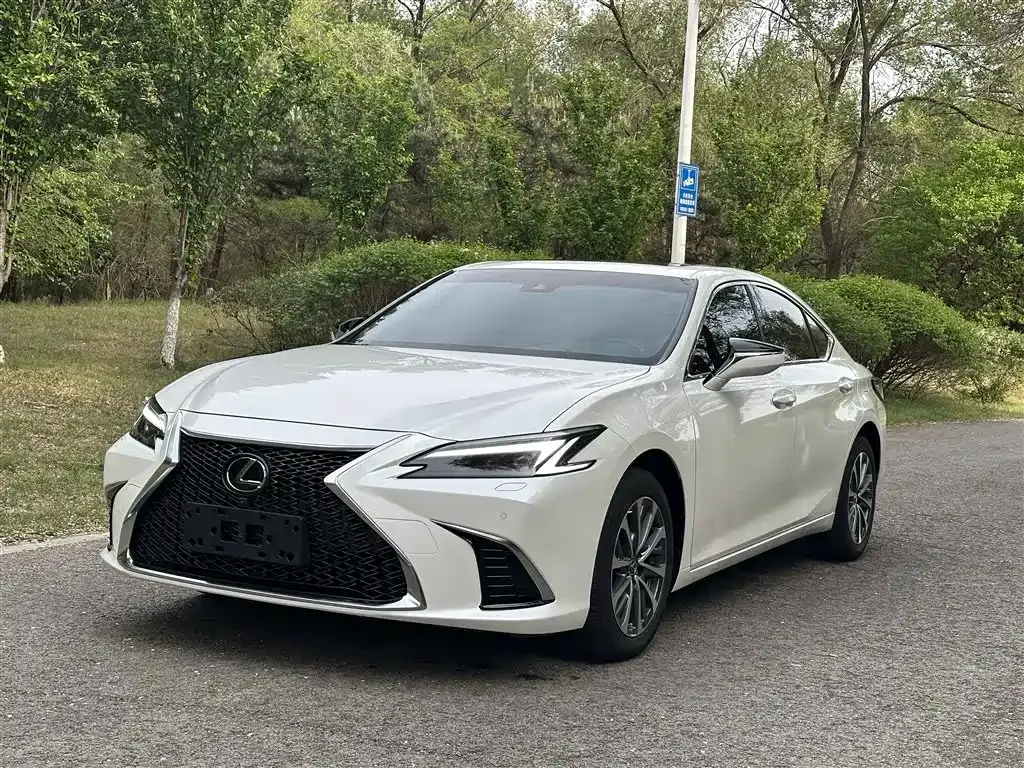 Lexus ES — фото 1