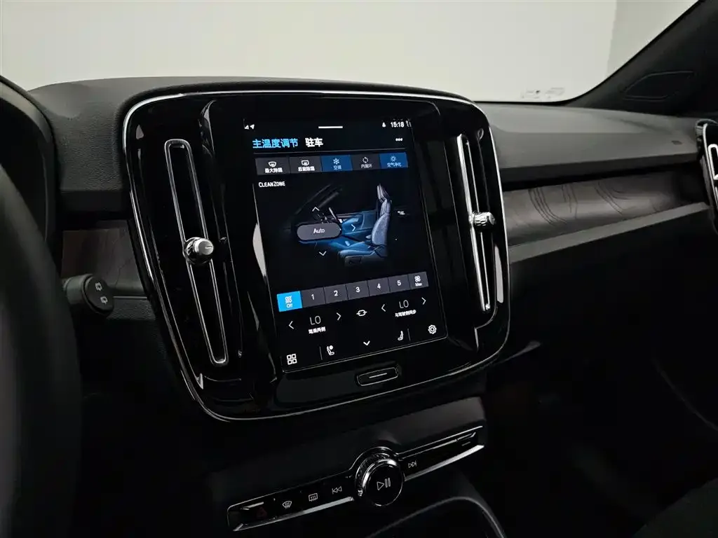 Volvo XC40 NEV — фото 3
