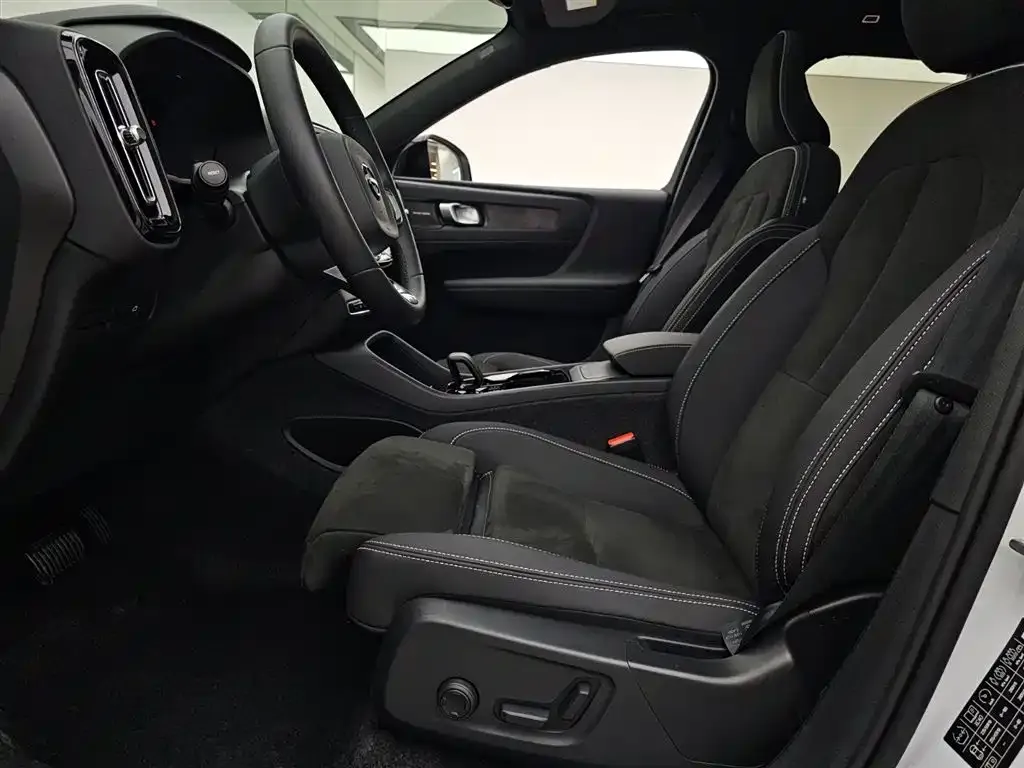 Volvo XC40 NEV — фото 4