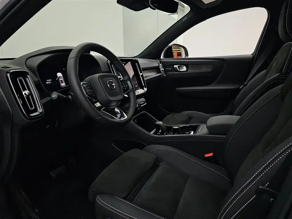 Volvo XC40 NEV — фото 2