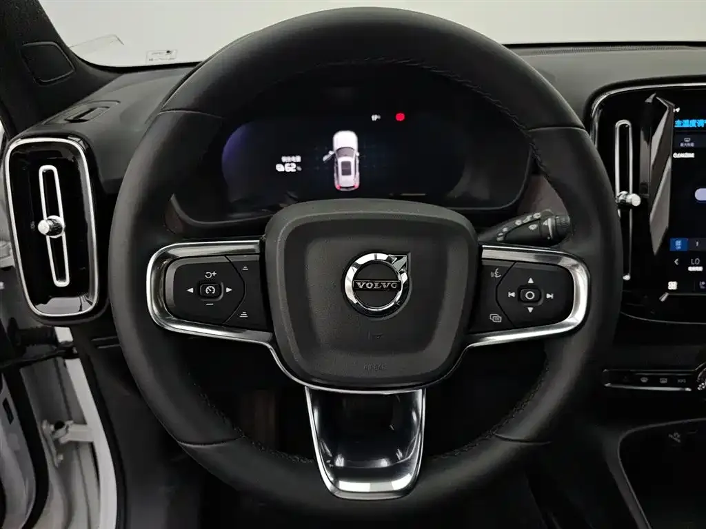 Volvo XC40 NEV — фото 5