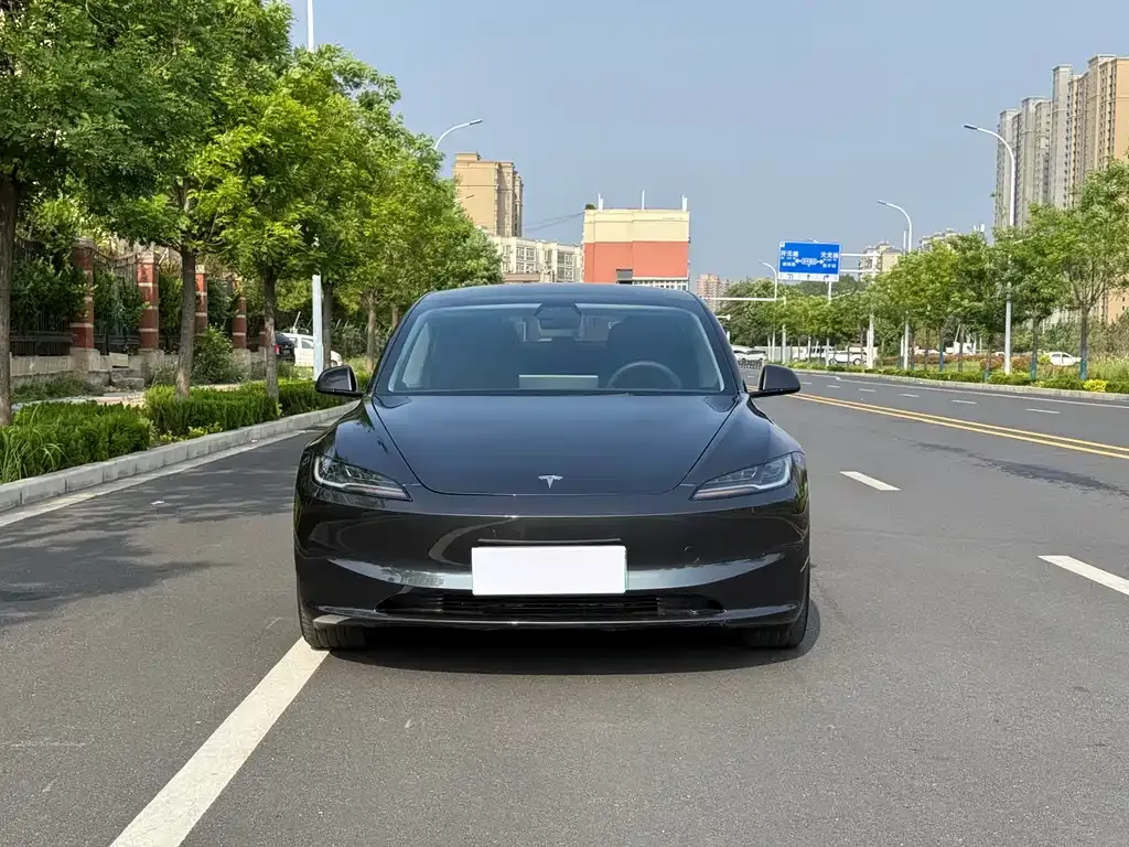 Tesla Model 3 — фото 9