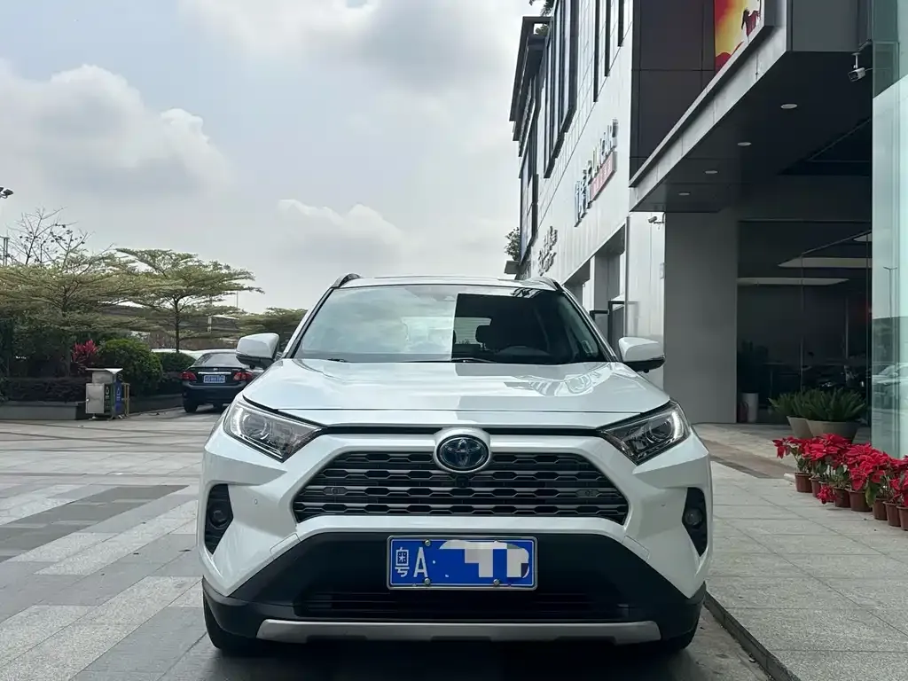 Toyota RAV4 — фото 1
