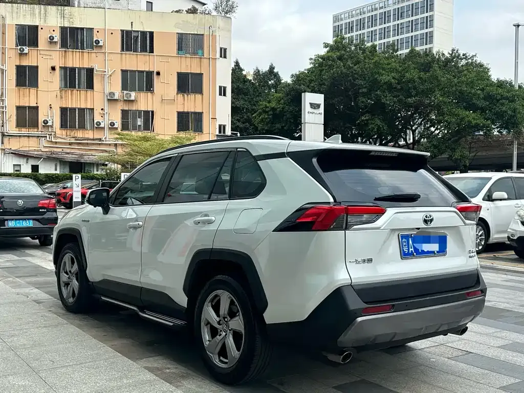 Toyota RAV4 — фото 6